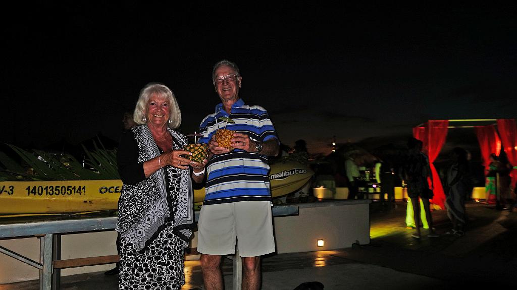 _DSC6467barry&jennifer_coconutdrinks